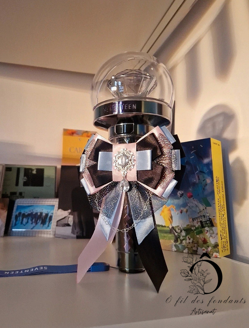 Noeud Ribbon Lightstick Bleu, Noir & Rose