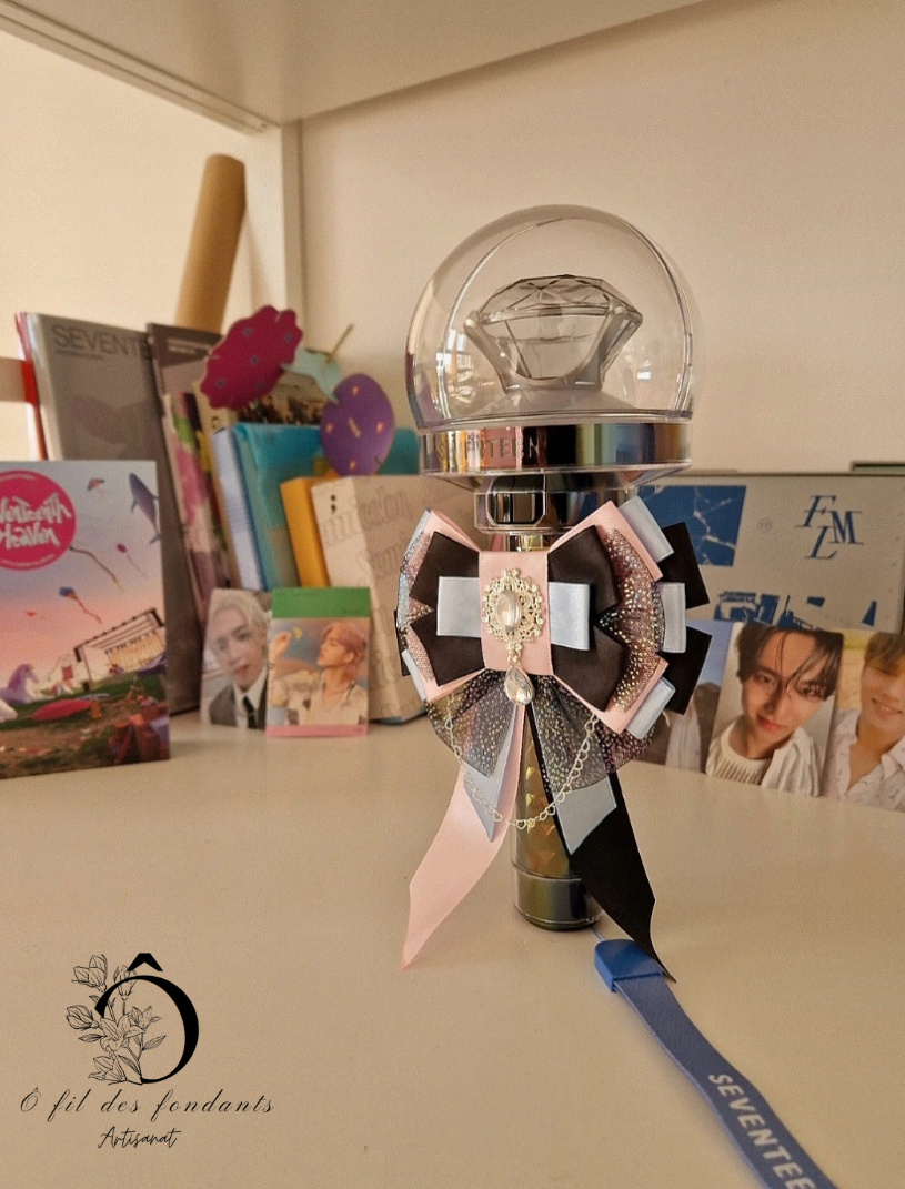Noeud Ribbon Lightstick Bleu, Noir & Rose